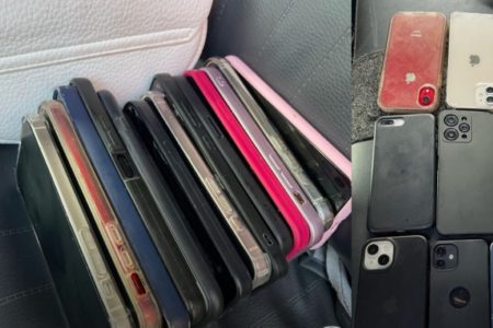 Imagem mostra celulares encontrados com suspeitas - Metrópoles