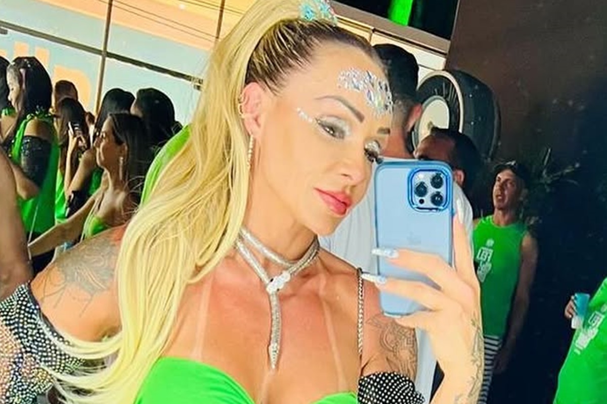 Bianca Aline posa fantasiada - Metrópoles