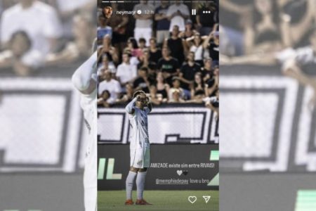 Imagem colorida de Neymar comemorando gol pelo Santos- Metrópoles