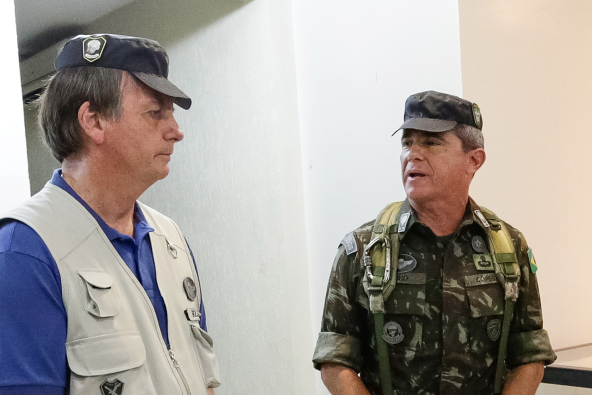 Presidente da República, Jair Bolsonaro, recebe os cumprimentos do Comandante de Operações Especiais, General-de-Brigada Mário Fernandes