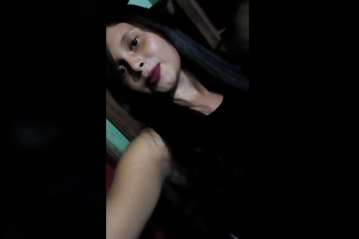 Jovem com cabelo preto usa camiseta preta. Gessica Moreira foi vítima de feminicidio dentro de uma igreja no DF - Metrópoles