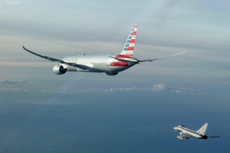 Imagem colorida mostra caças da Itália escoltando avião dos EUA - Metrópoles