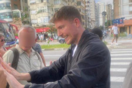 Imagem colorida de youtuber MrBeast em Santos. Metrópoles