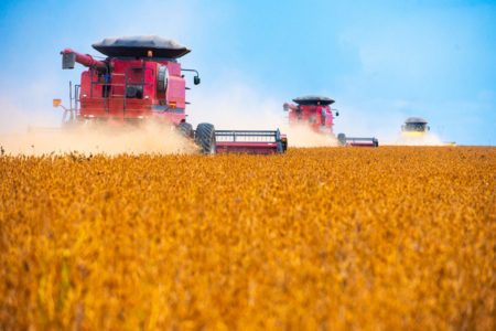Imagem de máquinas agrícolas em ação - Metrópoles