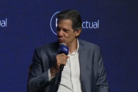 Imagem de Fernando Haddad, ministro da Fazenda, ao microfone - Metrópoles