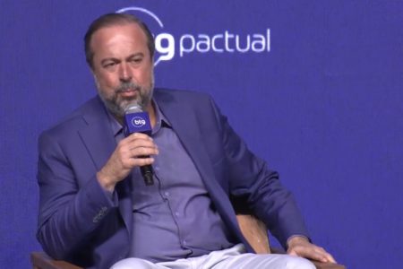 Imagem de Alexandre Silveira, ministro de Minas e Energia, ao microfone - Metrópoles