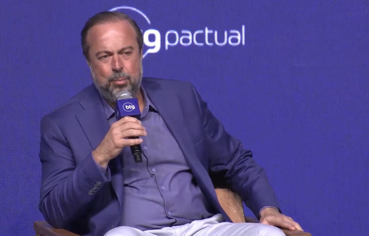 Imagem de Alexandre Silveira, ministro de Minas e Energia, ao microfone - Metrópoles