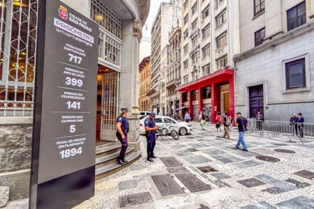 Imagem colorida mostra painel de LED gigante com números sendo atualizados em tempo real - Metrópoles