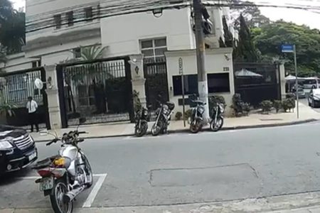 Imagem de câmera de segurança em local onde quadrilha da falsa entrega aplicou golpe - Metrópoles