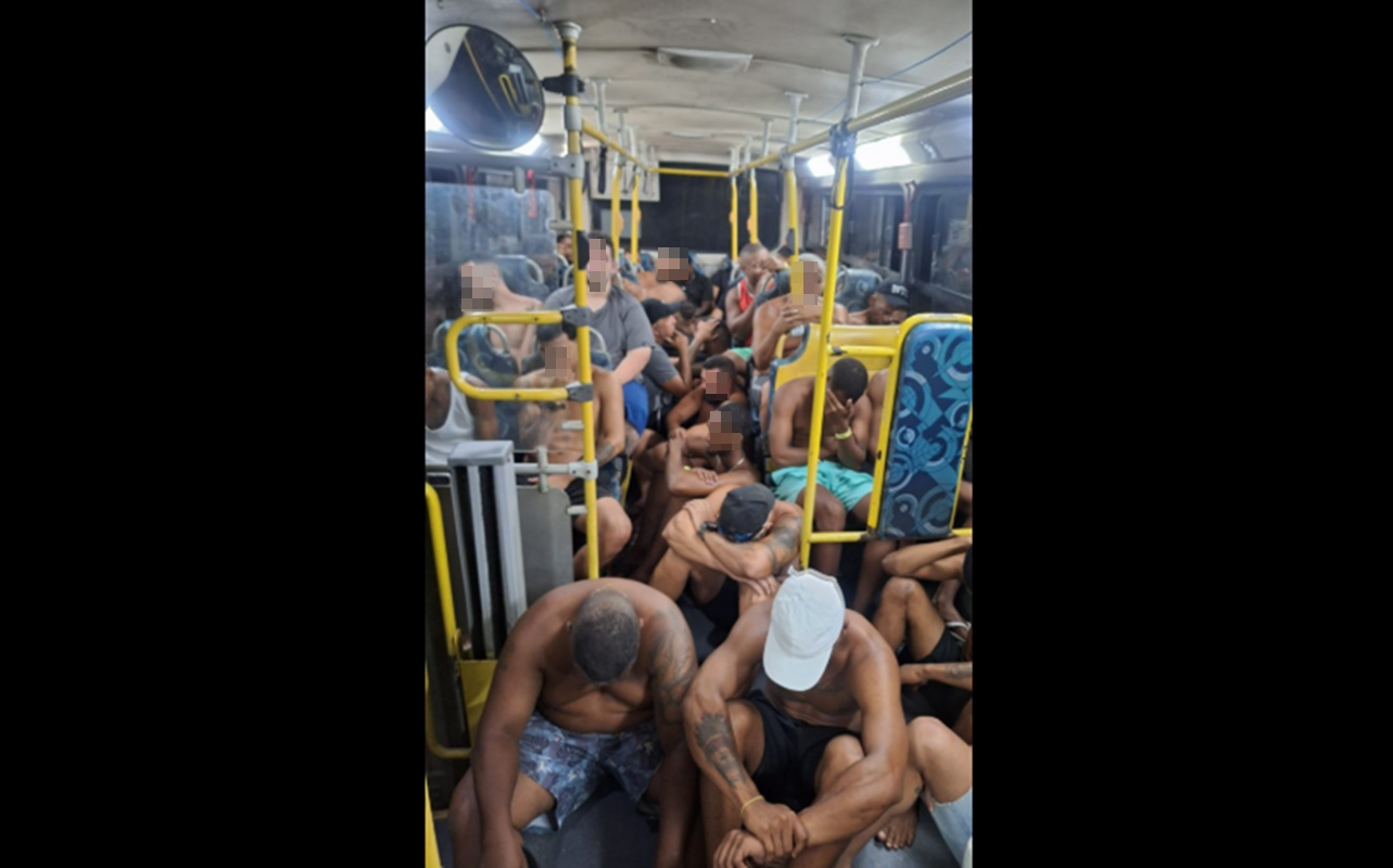 Homens presos em ônibus