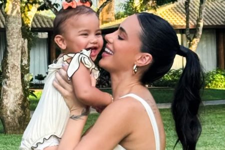Bruna Biancardi posa com Mavie em dia de piscina - Metrópoles