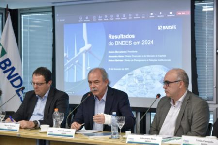 Imagem de Aloizio Mercadante, presidente do BNDES, durante divulgação dos resultados do banco em 2024 - Metrópoles