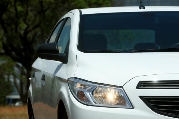 Imagem colorida de um Chevrolet Onix branco