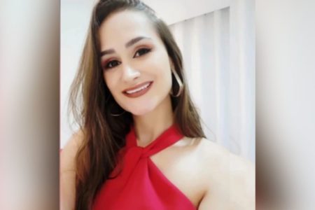 Imagem colorida de mulher bancária com vestido vermelho sorrindo