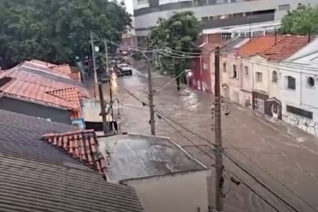 Imagem mostra alagamento na Rua Venâncio Aires, na Pompeia, zona oeste de São Paulo - Metrópoles
