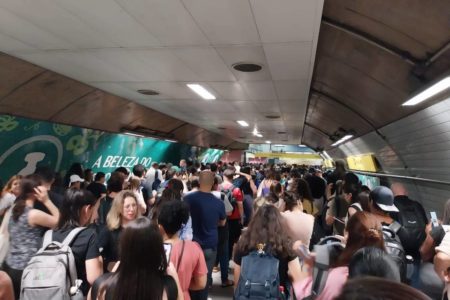 Estação Faria Lima com congestionamento de pessoas - Metrópoles