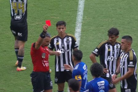 Imagem colorida da expulsão de Gabigol - Metrópoles