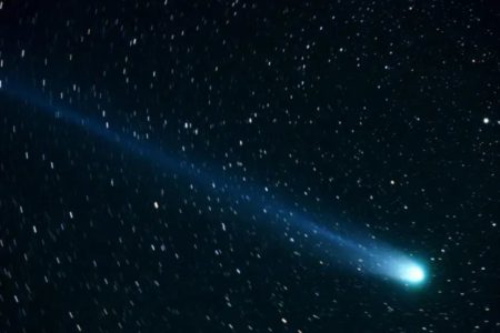 Imagem colorida de cometa que pode ter morrido - Metrópoles