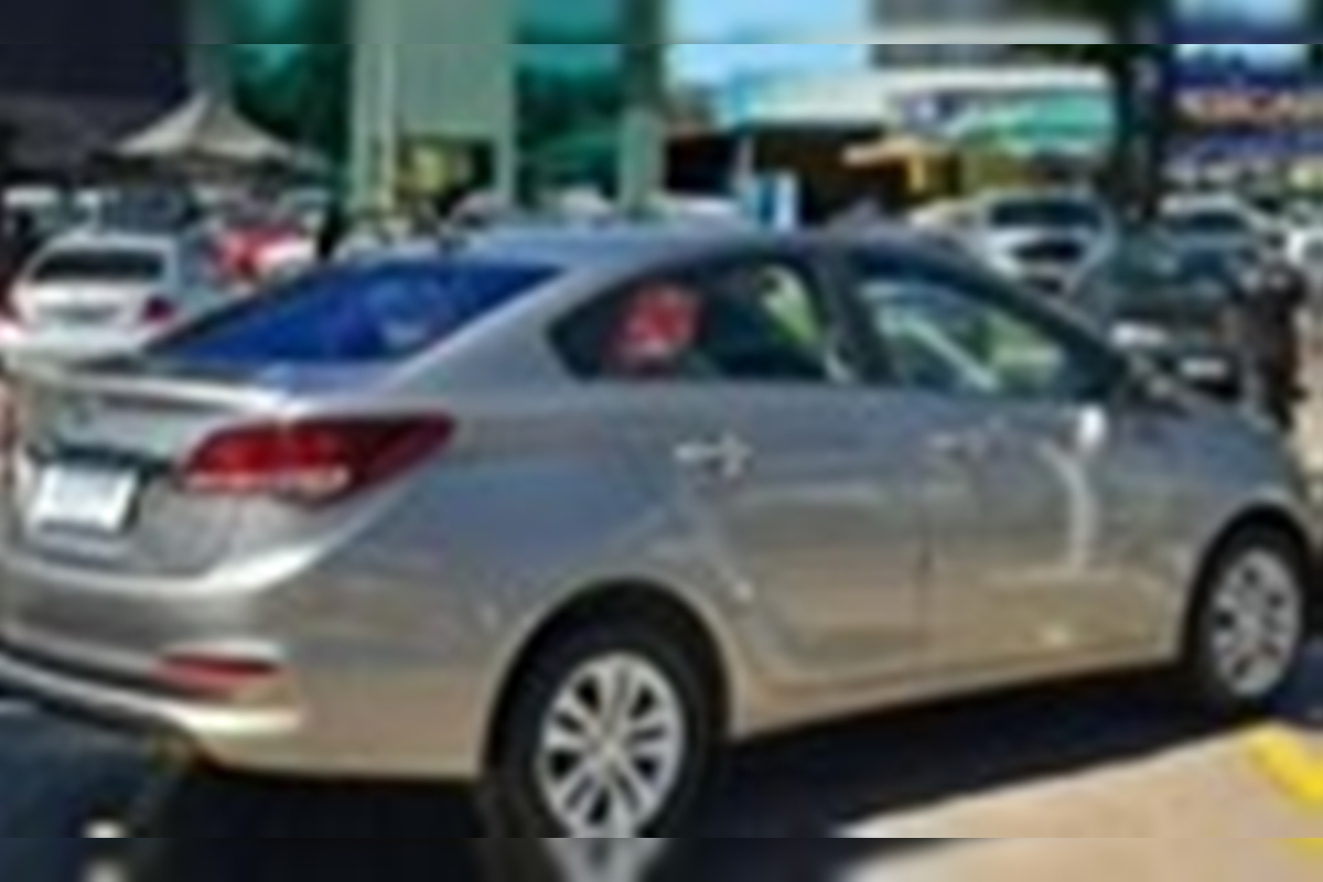 Carro roubado de família feita refém