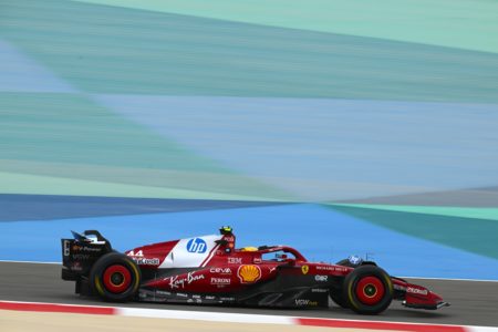 Imagem colorida de Lewis Hamilton na Ferrari - Metrópoles
