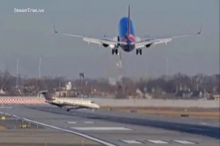 Imagem colorida de aviões quase batendo nos EUA - Metrópoles