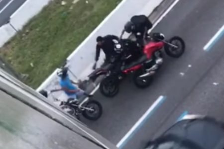 Print de vídeo que mostrou vítima reagindo a tentativa de assalto na Avenida Jacu Pessego, zona leste de São Paulo. - Metrópoles