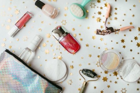 Foto colorida de uma bolsa e produtos de beleza - Metrópoles