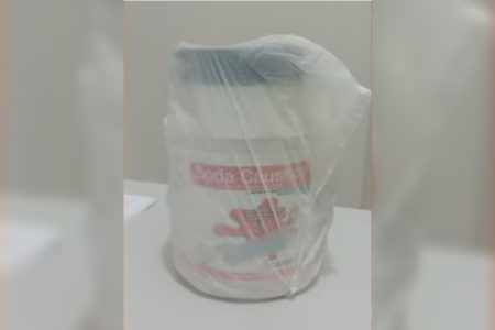 Imagem colorida, PR: homem joga soda cáustica no rosto da irmã após briga por som alto - Metrópoles