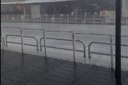 Imagem colorida de chuva em sambódromo do Anhembi, atingido por fortes ventos - Metrópoles