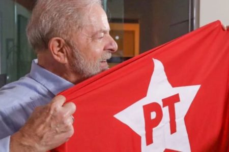 O presidente Luiz Inácio Lula da Silva com a bandeira do PT