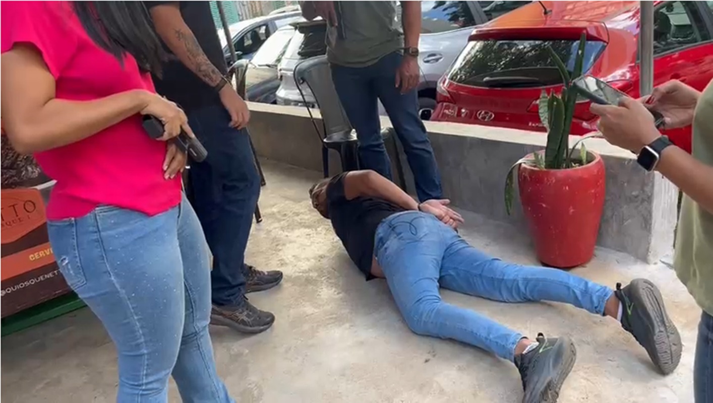 homem deitado sendo preso