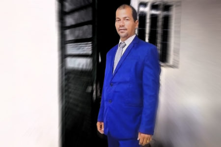 Homem de terno azul em posando para fotografia é o pastor antonio ailton