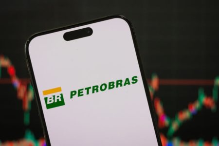 Imagem de telefone celular exibindo o logotipo da Petrobras - Metrópoles