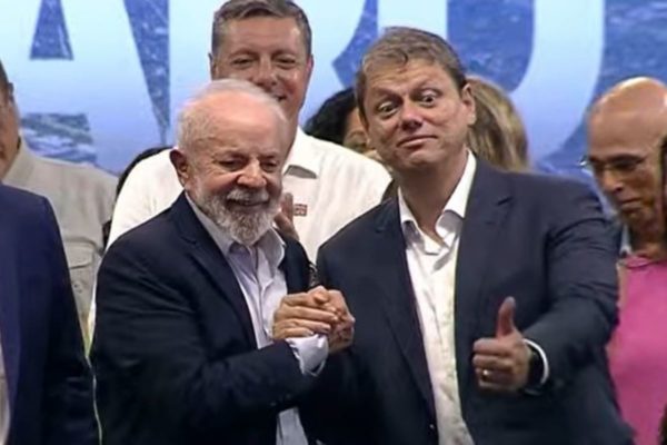 Imagem colorida de Lula e Tarcísio se cumprimentando com as mãos - Metrópoles