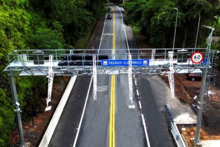 Pedágio "free flow" começa a funcionar na Via Dutra no dia X de março. Os pórticos serão instalados entre Arujá, na Grande SP, e a capital - Metrópoles