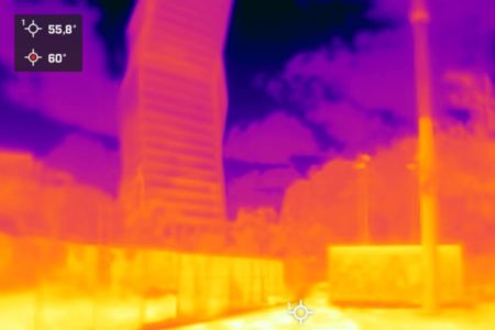 Imagem colorida mostra o Largo da Batata registrado por uma câmera termogênica - Metrópoles