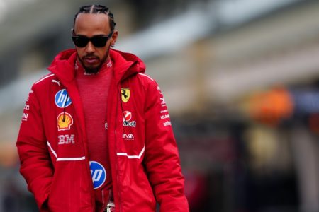 Foto colorida de Lewis Hamilton, da Ferrari, durante período de treinos no Bahrein - Metrópoles