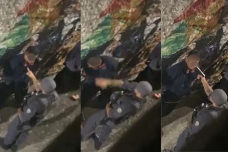 Sequência de três fotos de policial fardado agredindo homem contra muro - Metrópoles