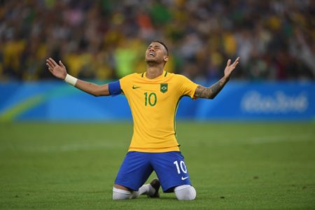 Foto colorida de Neymar comemorando ouro olímpico - Metrópoles