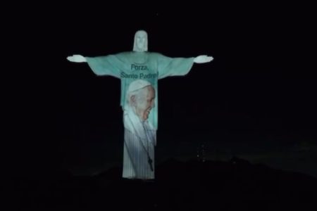 O Cristo Redentor recebeu, na noite desta quinta-feira (27/2), uma projeção especial com imagens do papa Francisco e mensagens de apoio em diversas línguas - Metrópoles