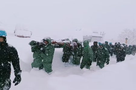 Imagem colorida de exército fazendo resgate na neve - Metrópoles