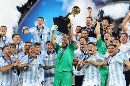 Imagem colorida do Racing campeão - Metrópoles