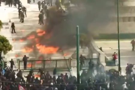 Milhares de manifestantes protestam na Grécia