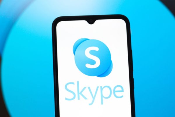 Imagem de telefone celular exibindo na tela o logotipo do Skype - Metrópoles