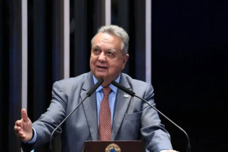 Imagem de Roberto Rodrigues, ex-ministro da Agricultura, fazendo discurso na tribuna do Congresso Nacional - Metrópoles