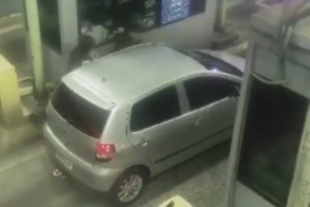 Imagem colorida de suspeitos roubando carro em pedágio. Metrópoles