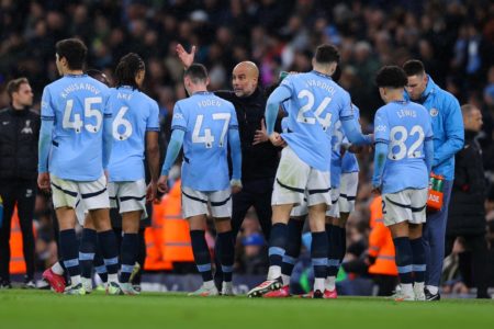 Foto colorida do elenco do Manchester City com o técnico Pep Guardiola - Metrópoles
