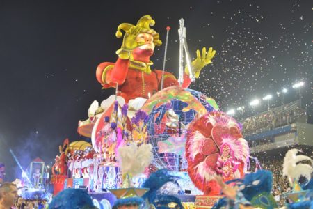 Imagem mostra desfile da Dragões da Real - Metrópoles