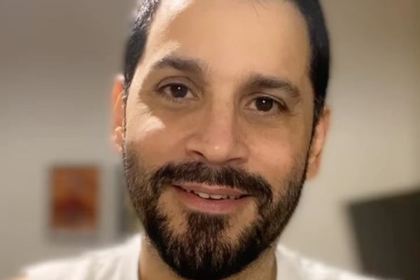 Rodolfo Mesquita posa para as redes sociais - Metrópoles
