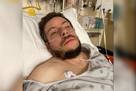 Foto de Ian Applegate no hospital após sofrer um derrame. Metrópoles